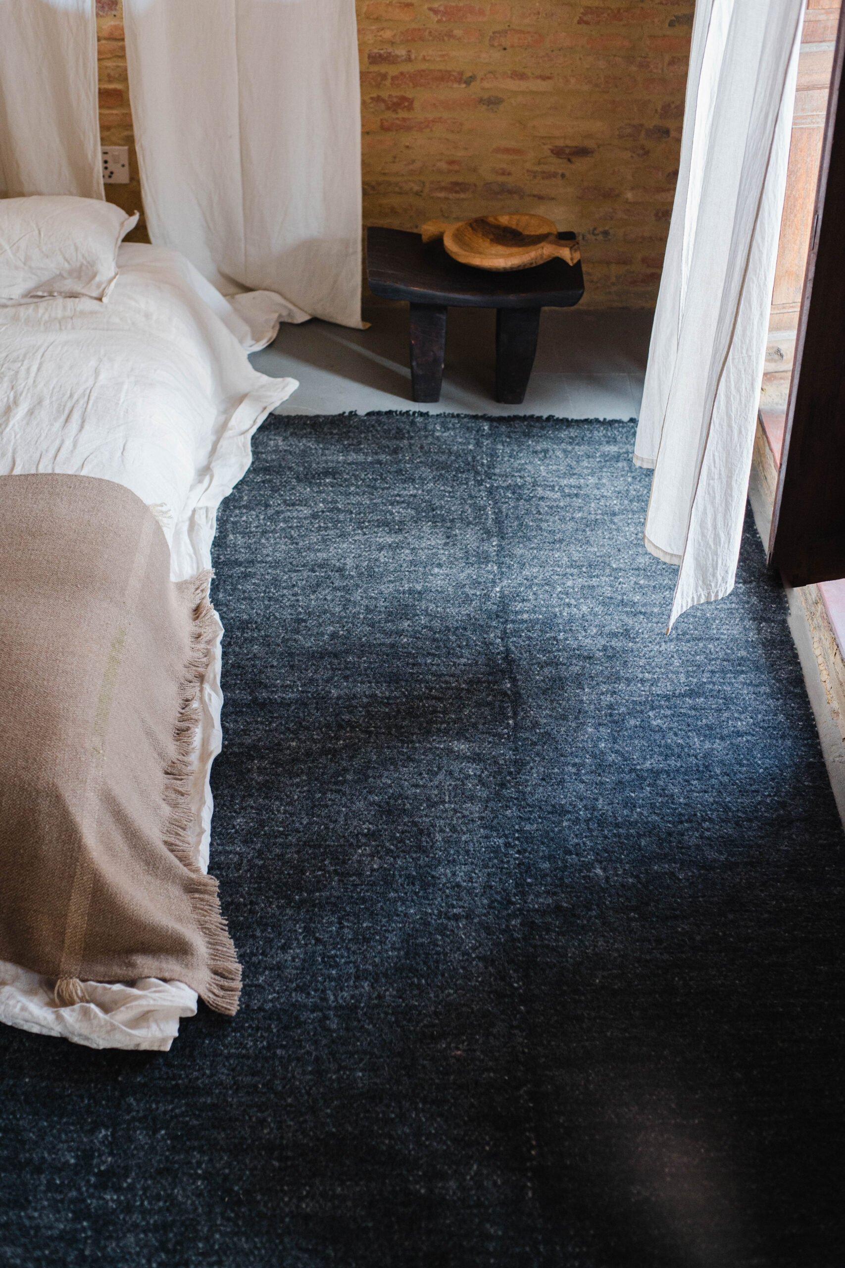 Teppich KALA RATRI RUG – Bild 4